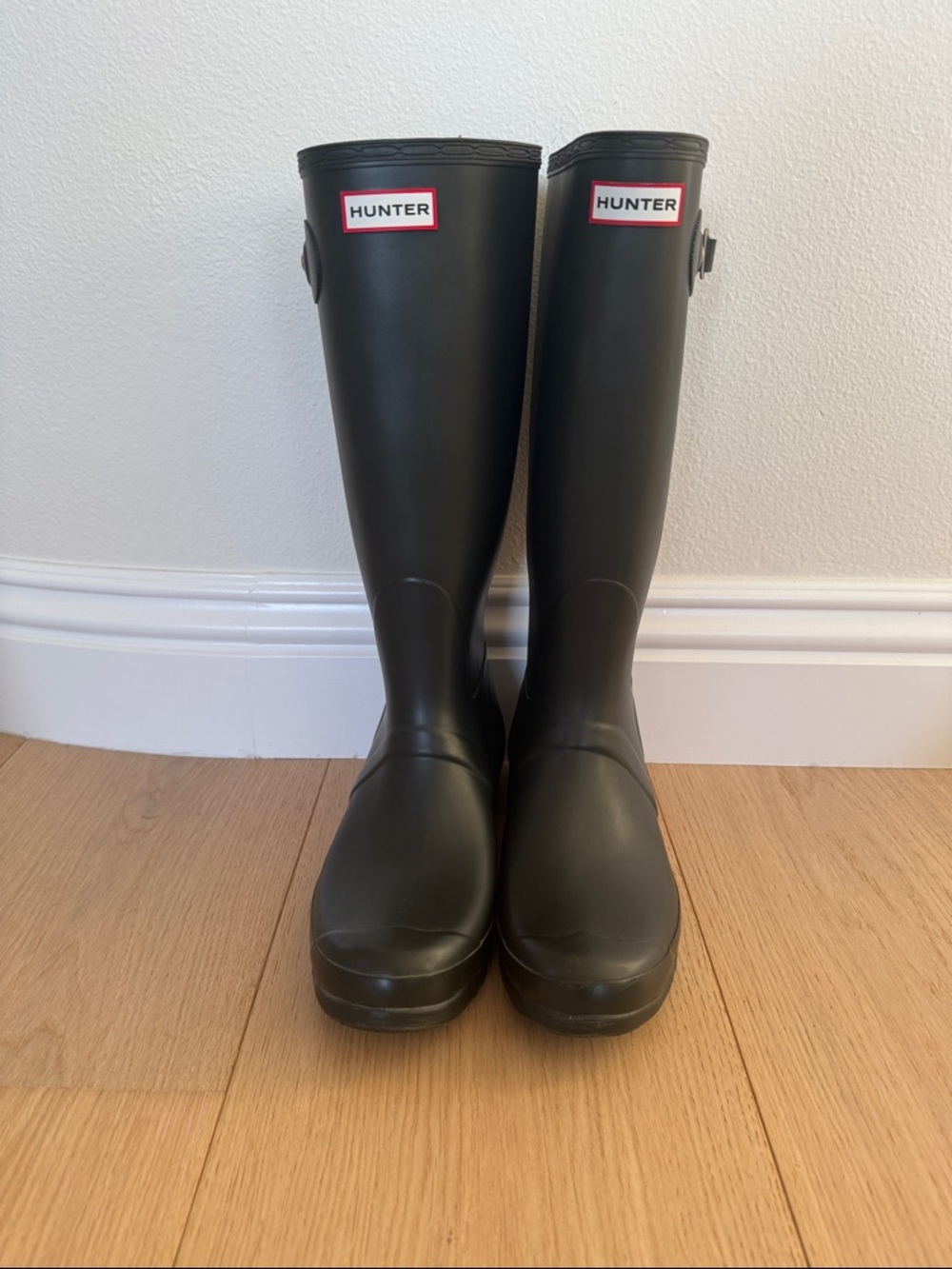HUNTER WOMEN’S SIZE 11 TALL RAIN BOOTS, BLACK MATTE, WORN ONCE! W/HUNTER SOCKS!
